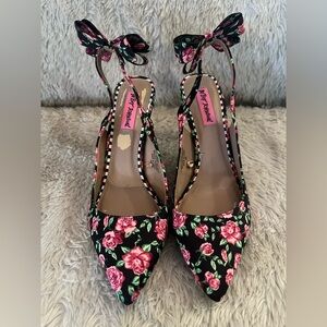Betsey Johnson Retro Inspired Floral Pointed Toe Heels With Bows